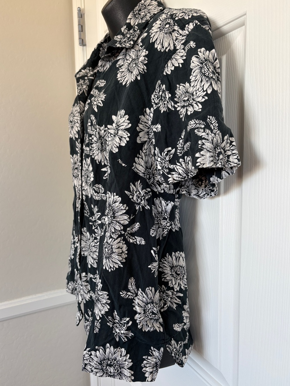 Erika Dark Green & White Sunflower Button Up with Red Buttons - Picture 5 of 11